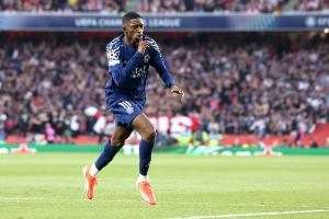 华体会-登贝莱称赞舍瓦利耶：首秀就扑点，仿佛像是已经写好的剧本