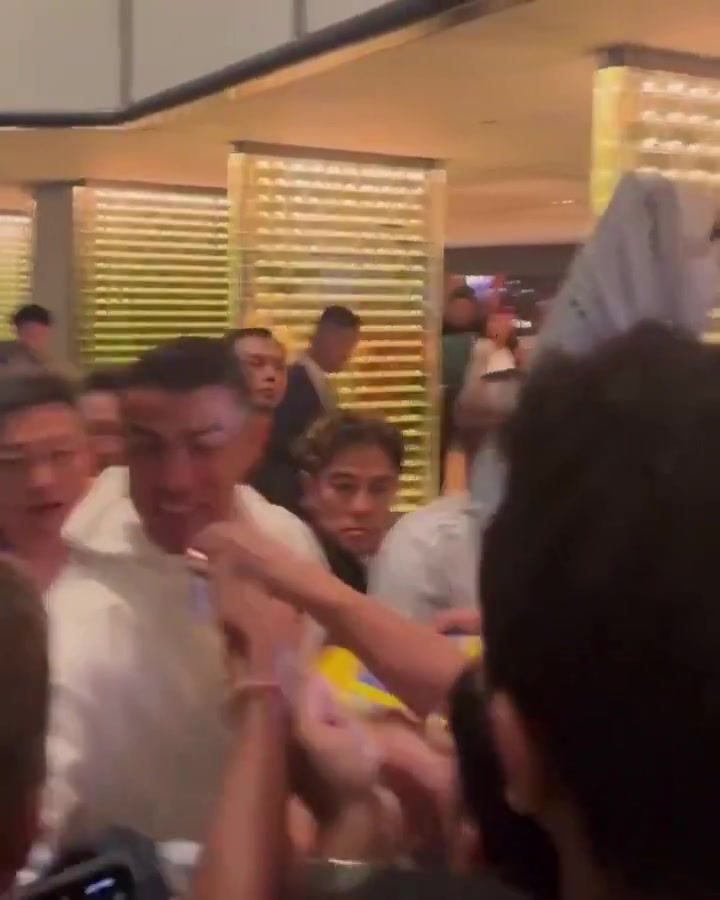 他乡遇故知！C罗在中国香港备战期间偶遇葡萄牙知名主持人